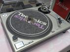 Technics SL-1200 MK2 Turntable