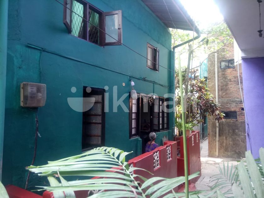 Two Story House for Sale in Colombo 15 ikman