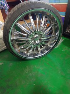 260/35/22R Tyre with 22 Rim Land Cruiser for Sale 260/35/22R Tyre with 22 Rim Land Cruiser for Sale