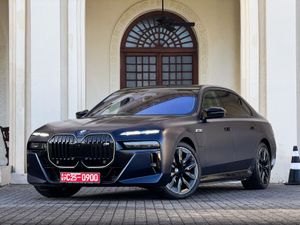 BMW M760Li e 3000cc Range 100Km 2024 for Sale