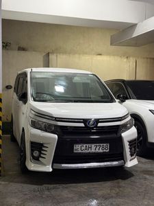 Toyota Voxy Station Wagon 2014 for Sale