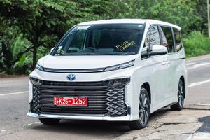 Toyota Voxy SZ Highest Spec 2025 for Sale