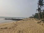 Uswetakeiyawa මුහුදු වෙරළට මායිම් වූ ඉඩමක්
