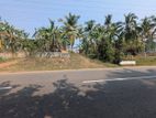 Veyangoda ප්‍රධාන පාරට මුහුනලා ව්‍යාපාරික ඉඩමක්