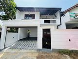 වර්ග අඩි 2300 ක අංගසම්පූර්ණ නිවසක් විකිණීමට