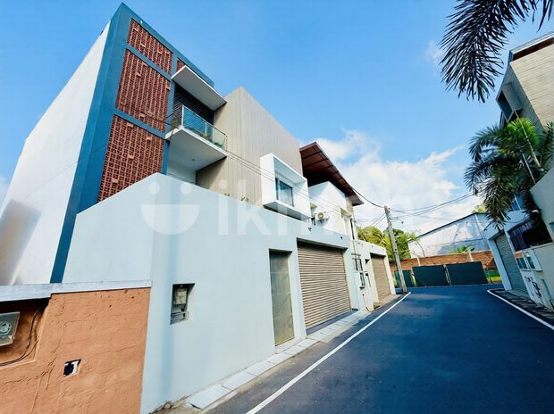 වත්තලින් සුඛෝපභෝගී තෙමහල් නිවසක් විකිණීමට