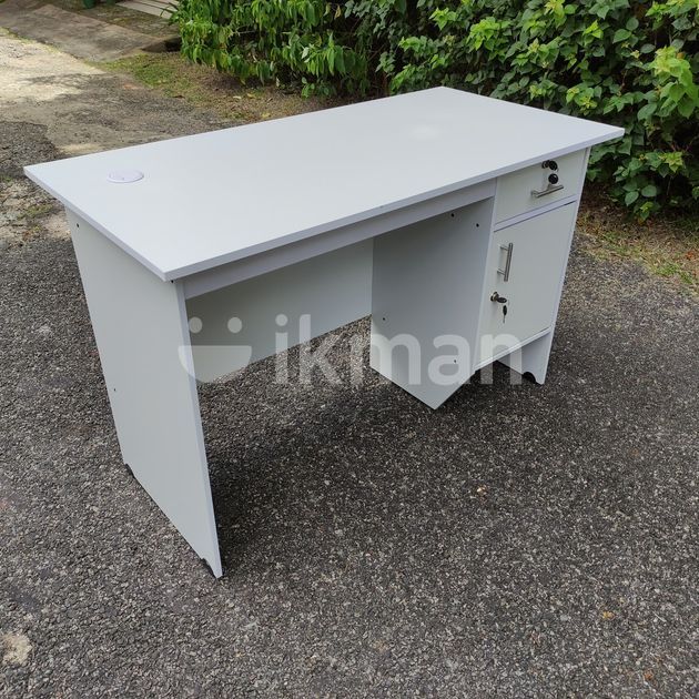 White Office Table 4x2ft for Sale Talawatugoda ikman