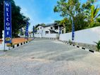 Yakkala චන්ද්‍රජෝතී පාසල අසලින් නුවර පාරට 500m දුරින් අගනා බිම්කොටස්