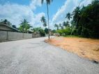 Yakkala New Land නුවර පාරට ඇවිදින දුරින් වටිනා බිම් කොටස් කිහිපයක්