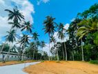 Yakkala නගරාසන්නයෙන් පර්චස් 10ක් නුවර පාරට ඇවිදින දුරින්