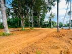 Yakkala නගරයෙන් කොළඹ නුවර ප්‍රධාන පාරට නුදුරින් ඉඩමක්