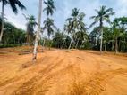 Yakkala නගරයෙන් කොළඹ නුවර ප්රධාන පාරට නුදුරින් ඉඩමක්