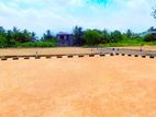 Yakkala නගරයෙන් නුවර පාරට 400m දුරින් ඉඩමම ලක්ශ 33 සිට