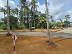Yakkala නගරයෙන් නුවර පාරට ආසන්නව වටිනා බිම් කොටස් කිහිපයක්