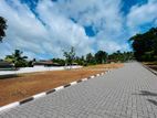 Yakkala නගරයෙන් නුවර පාරට ඇවිදින දුරින් ඉඩමක්