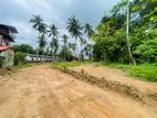 Yakkala නගරයෙන් නුවර පාරට අතේ දුරින් වටිනා බිම්කොටසක්