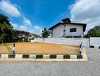 Yakkala නගරයෙන් නුවරපාරට ඇවිදින දුරින් බිම්කොටසක් විකිණීමට
