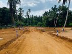 Yakkala නගරයෙන් ටික ගෙවන්න අලුත්ම ඉඩම නුවර පාරට අතේ දුරින්