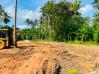 Yakkala නගරයට ආසන්නයෙන් ප්‍රධාන පාරට ඇවිදින දුරින් ඉඩමක්
