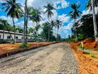 Yakkala නගරයට ආසන්නයෙන් ප්‍රධාන පාරට ඇවිදින දුරින් ඉඩමක්