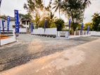 Yakkala නගරයට කොළඹ නුවර පාරට ලගින් වටිනා බිම් කොටස් කිහිපයක් විකිණීමට