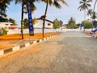 Yakkala නගරයට පයින් යන දුරින් වටිනා බිම් කොටස් කිහිපයක් විකිණීමට ඇත