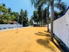 Yakkala නුවර පාරට ඇවිදින දුරින් ඉඩමක්