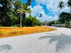 Yakkala නුවරපාරට ඇවිදින දුරින් බිම්කොටස් කිහිපයක් විකිණීමට ඇත