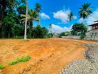 Yakkala නුවරපාරට අතේ දුරින් වටිනා බිම්කොටසක් විකිණීමට