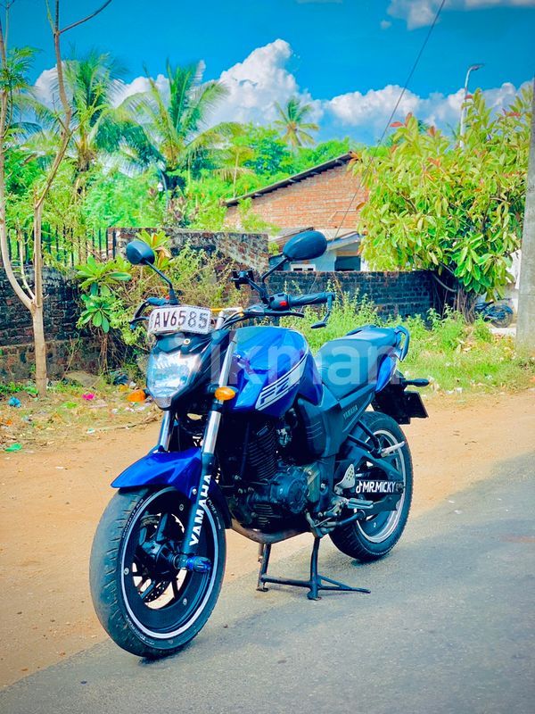 Yamaha FZS V1 2013 for Sale in Kaduruwela ikman