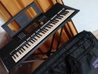 Yamaha PSR S 975 keyboard with stand bag